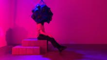 A person experiencing the Dispositivo de Realidad Mutada inside a gallery space.