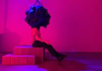 A person experiencing the Dispositivo de Realidad Mutada inside a gallery space.